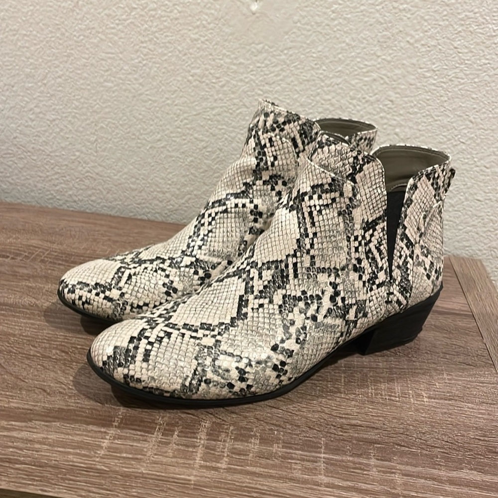 Circus Sam Edelman booties  Womens size  9, snakeskin look